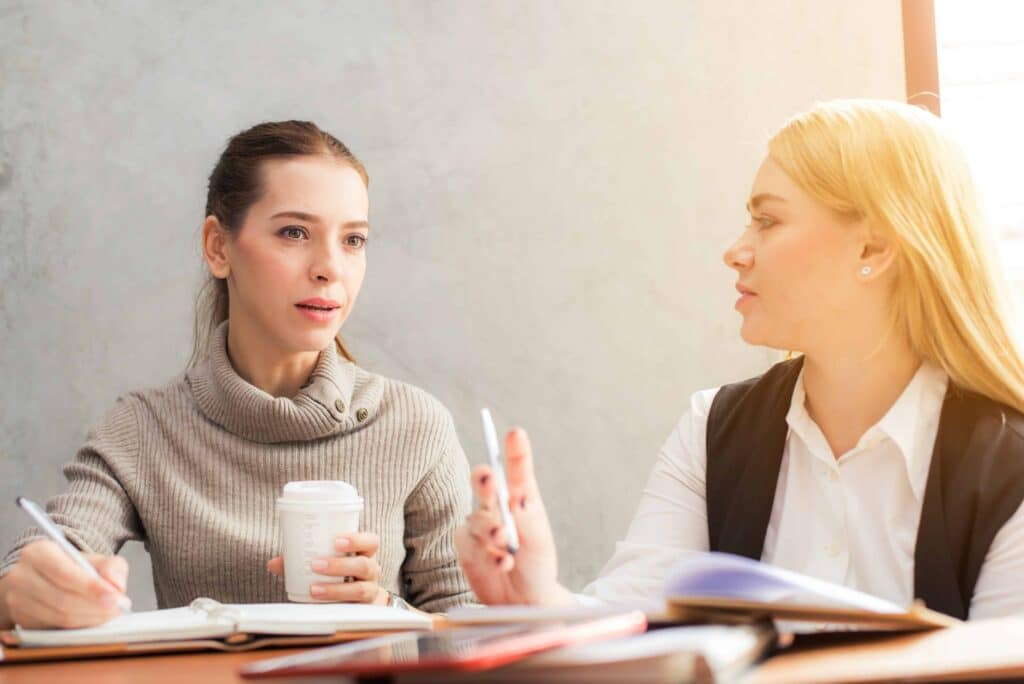 pexels-tirachard-kumtanom- deux femmes qui se parlent - comment annoncer à tes proches que tes études ne te plaisent pas