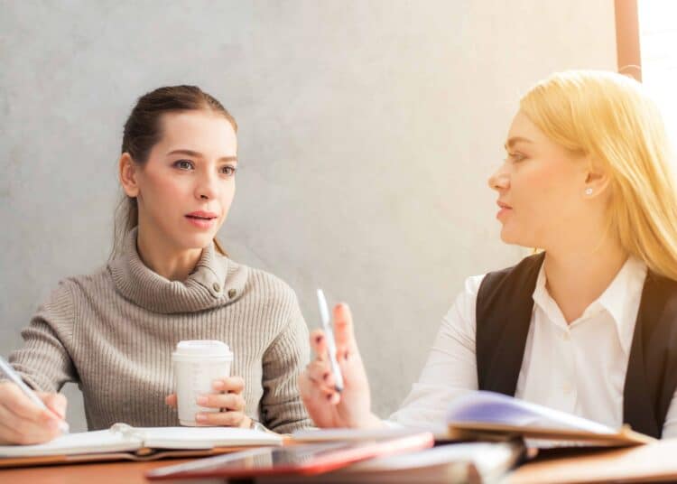 pexels-tirachard-kumtanom- deux femmes qui se parlent - comment annoncer à tes proches que tes études ne te plaisent pas