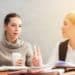 pexels-tirachard-kumtanom- deux femmes qui se parlent - comment annoncer à tes proches que tes études ne te plaisent pas