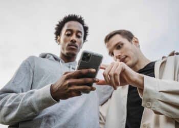 pexels-william-fortunato-2 hommes qui regardent smarthpone