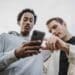pexels-william-fortunato-2 hommes qui regardent smarthpone