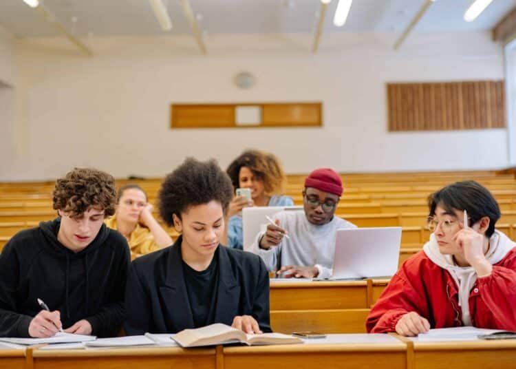 pexels-yan-krukov-etudiants dans un auditoire qui attendent - quand les résultats aux examens se font attendre