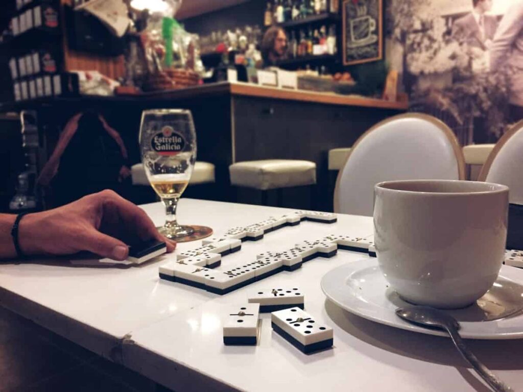 pxhere-coffee_domino_bar_hand_beer_game_table-top 5 des bars à jeux que tu dois tester.jpg!d