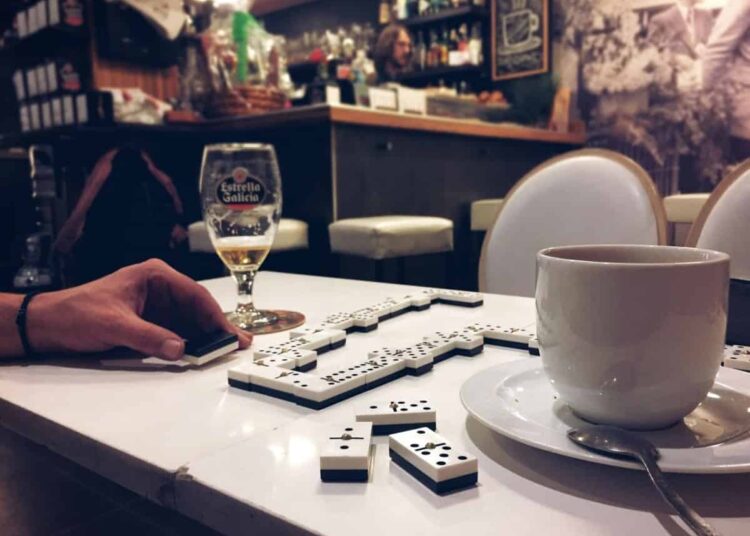 pxhere-coffee_domino_bar_hand_beer_game_table-top 5 des bars à jeux que tu dois tester.jpg!d