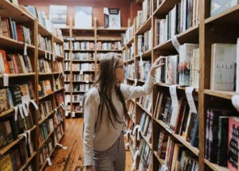 unsplash -becca-tapert-Femme qui cherche à la bibliothèque - Dossier je suis déçu de mes études comment rebondir