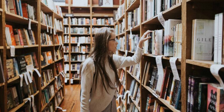 unsplash -becca-tapert-Femme qui cherche à la bibliothèque - Dossier je suis déçu de mes études comment rebondir