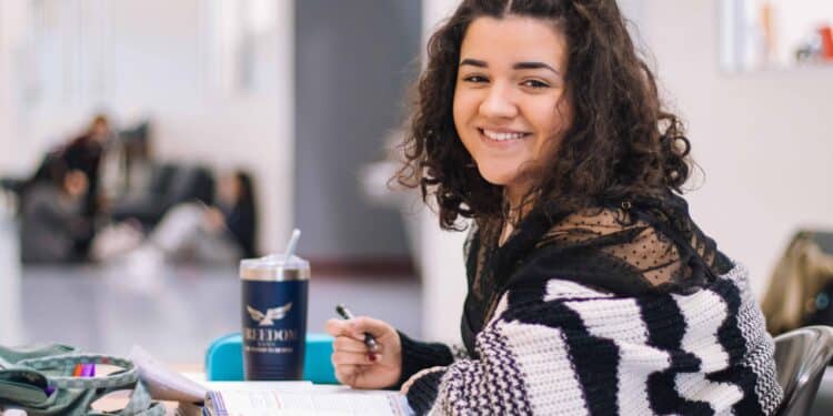 unsplash-jeswin-thomas-fille qui chercher son stage-4 plateformes idéales pour trouver un stage