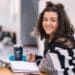unsplash-jeswin-thomas-fille qui chercher son stage-4 plateformes idéales pour trouver un stage