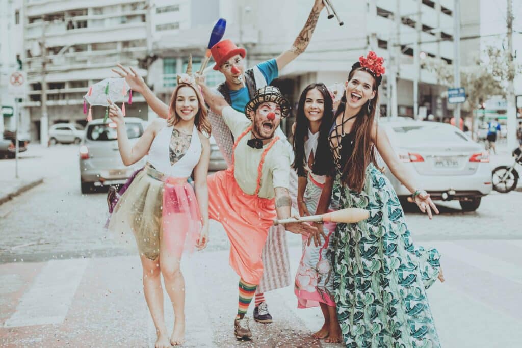 unsplash - jonathan-borba-carnaval entre amis - comment organiser une soirée carnaval petit budget