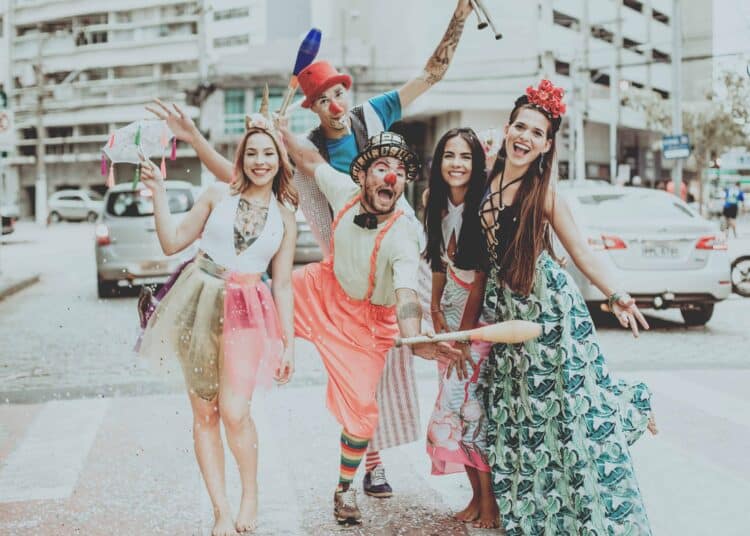 unsplash - jonathan-borba-carnaval entre amis - comment organiser une soirée carnaval petit budget