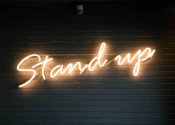 unsplash - louis-smit - affiche de stand up - Étudiants le jour, humoristes la nuit