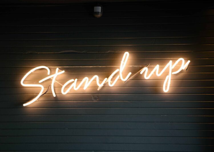 unsplash - louis-smit - affiche de stand up - Étudiants le jour, humoristes la nuit
