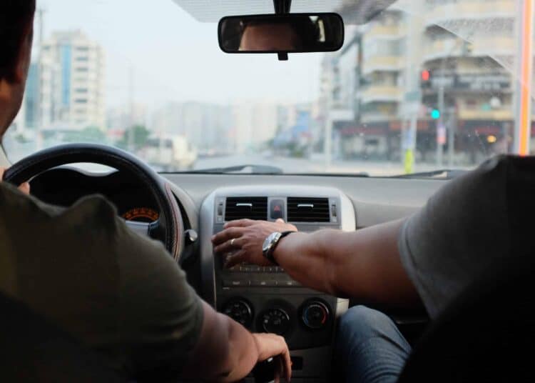 unsplash-orkun-azap- deux jeunes en voiture - pourquoi faire du covoiturage quand on est étudiant