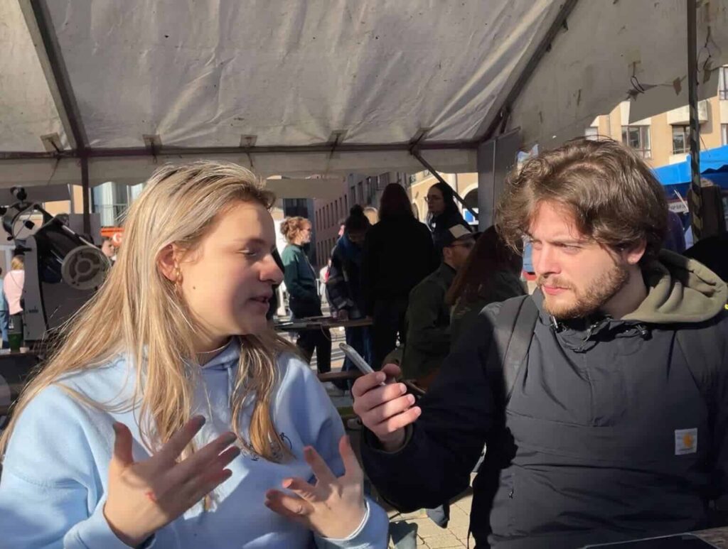 @kotplanet Femme qui se fait interviewer A la rencontre d'étudiant pour la foire des KAP’S
