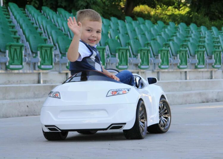 Pixabay-holyman70 -enfant qui fait coucou au bord de sa jeune voiture- top5desobjetsquiterappelleronttajeunesse
