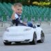 Pixabay-holyman70 -enfant qui fait coucou au bord de sa jeune voiture- top5desobjetsquiterappelleronttajeunesse