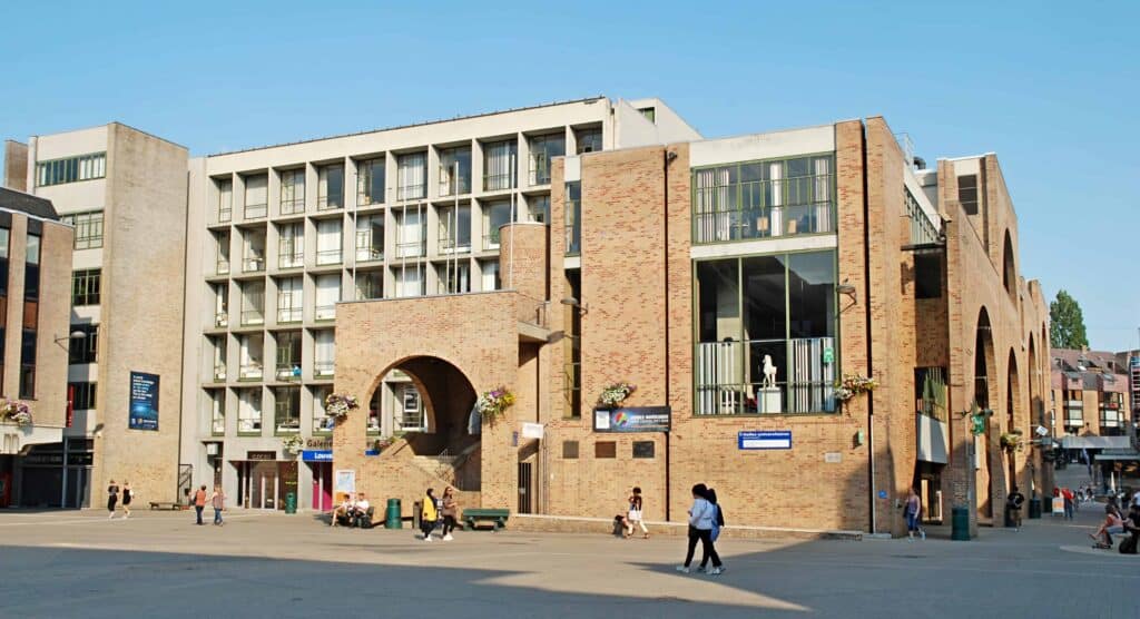 Wikicommons -Halles universitaires de Louvain-la-Neuve- Trouver un emploi en temps de corona l'uclouvain mène son enquête