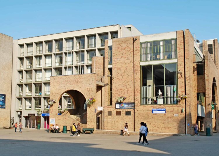 Wikicommons -Halles universitaires de Louvain-la-Neuve- Trouver un emploi en temps de corona l'uclouvain mène son enquête