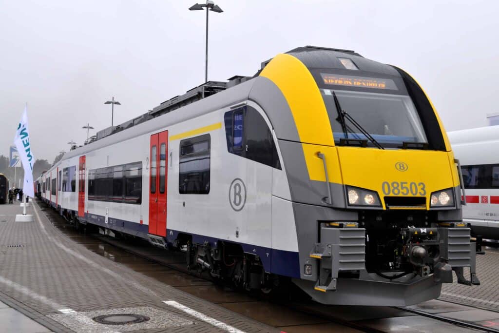Wikimedia-Commons-Train-de-la-SNCB-Voyager-a-2-pour-le-prix-d1-le-duo-ticket-de-la-SNCB-scaled