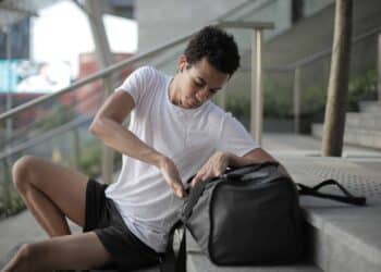 pexels-andrea-piacquadio - étudiant avec un sac de sport - les 4 rasions de faire du sport pendant ses études