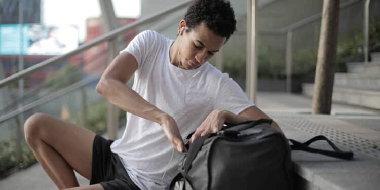 pexels-andrea-piacquadio - étudiant avec un sac de sport - les 4 rasions de faire du sport pendant ses études