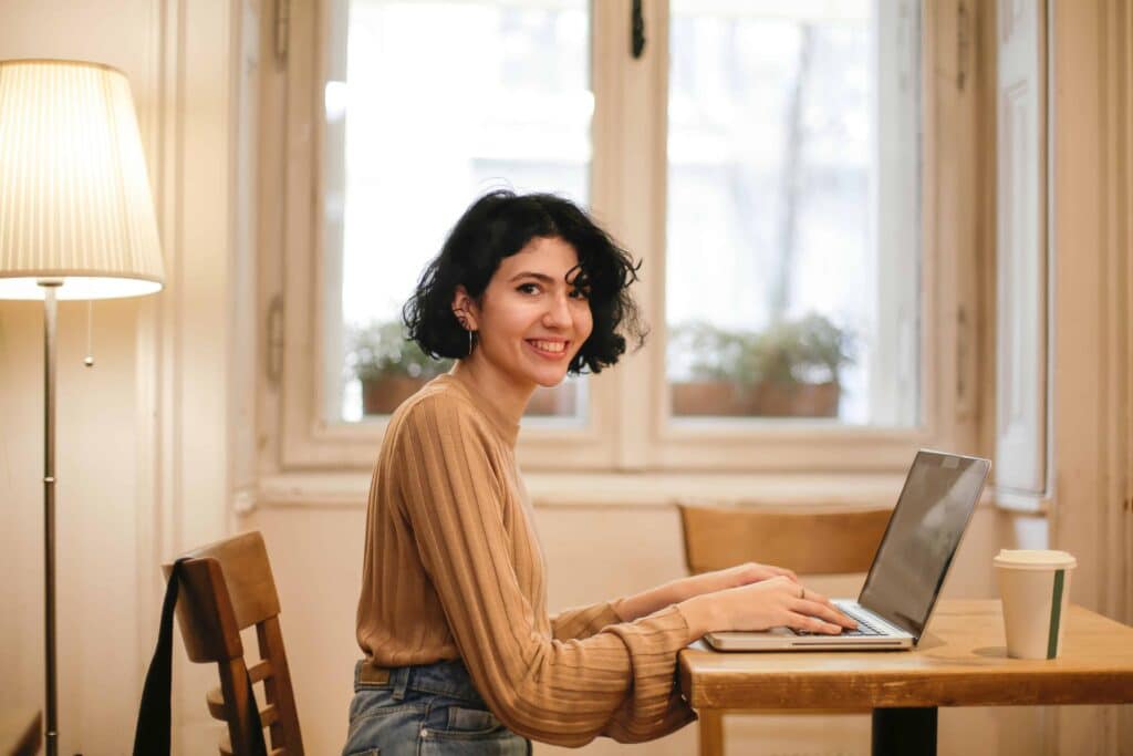 pexels-andrea-piacquadio- fille étudiante sur son ordinateur qui cherche - 8 sites web et applications pour faire des économies quand on est étudiant