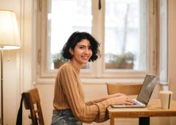 pexels-andrea-piacquadio- fille étudiante sur son ordinateur qui cherche - 8 sites web et applications pour faire des économies quand on est étudiant