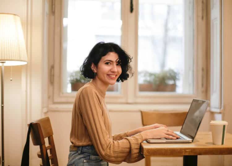 pexels-andrea-piacquadio- fille étudiante sur son ordinateur qui cherche - 8 sites web et applications pour faire des économies quand on est étudiant