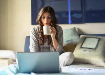 pexels-andrea-piacquadio-fille qui est sur son ordinateur pour travailler - 4 conseils pour rédiger son mémoireTFE en moins d'un moins