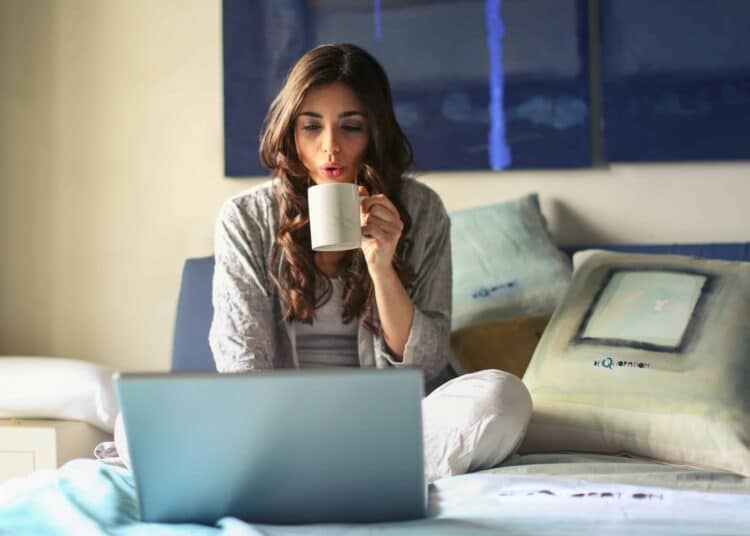 pexels-andrea-piacquadio-fille qui est sur son ordinateur pour travailler - 4 conseils pour rédiger son mémoireTFE en moins d'un moins