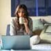 pexels-andrea-piacquadio-fille qui est sur son ordinateur pour travailler - 4 conseils pour rédiger son mémoireTFE en moins d'un moins