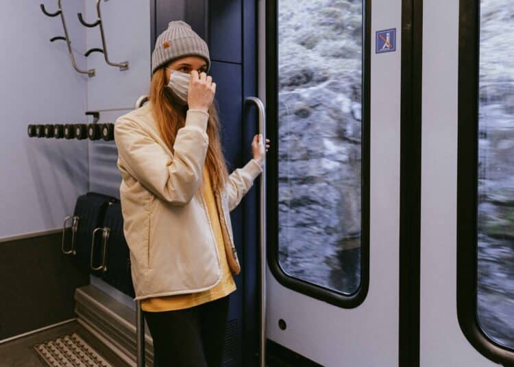 pexels-anna-shvets-étudiante qui attends dans le train - 5 astuces pour ne pas s'ennuyer dans le train