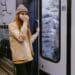 pexels-anna-shvets-étudiante qui attends dans le train - 5 astuces pour ne pas s'ennuyer dans le train
