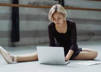 pexels-budgeron-bach-ballerine sur son oridnateur - Pourquoi faire des études quand on est un espoir sportif ?
