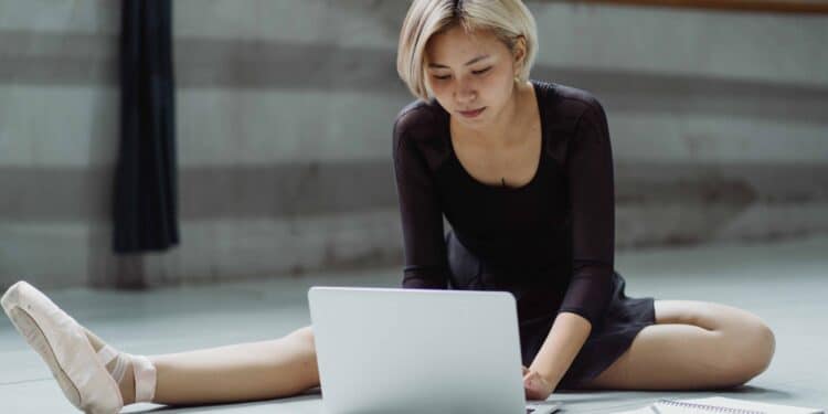 pexels-budgeron-bach-ballerine sur son oridnateur - Pourquoi faire des études quand on est un espoir sportif ?