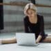 pexels-budgeron-bach-ballerine sur son oridnateur - Pourquoi faire des études quand on est un espoir sportif ?