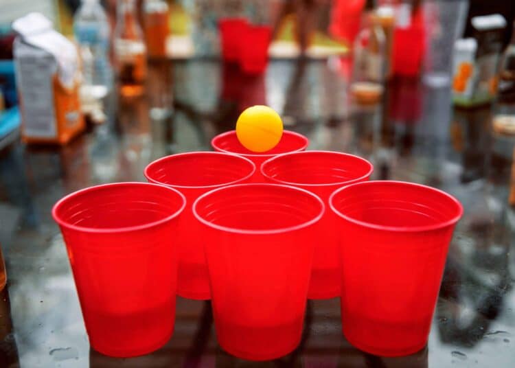 pexels-burst-verres et ball jeu de beerpong - un tournoi officiel de beerpong ? ça existe