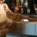 pexels-cottonbro- etudiante qui boit un verre à un bar - Top 10 des excuses pour écourter un rencard