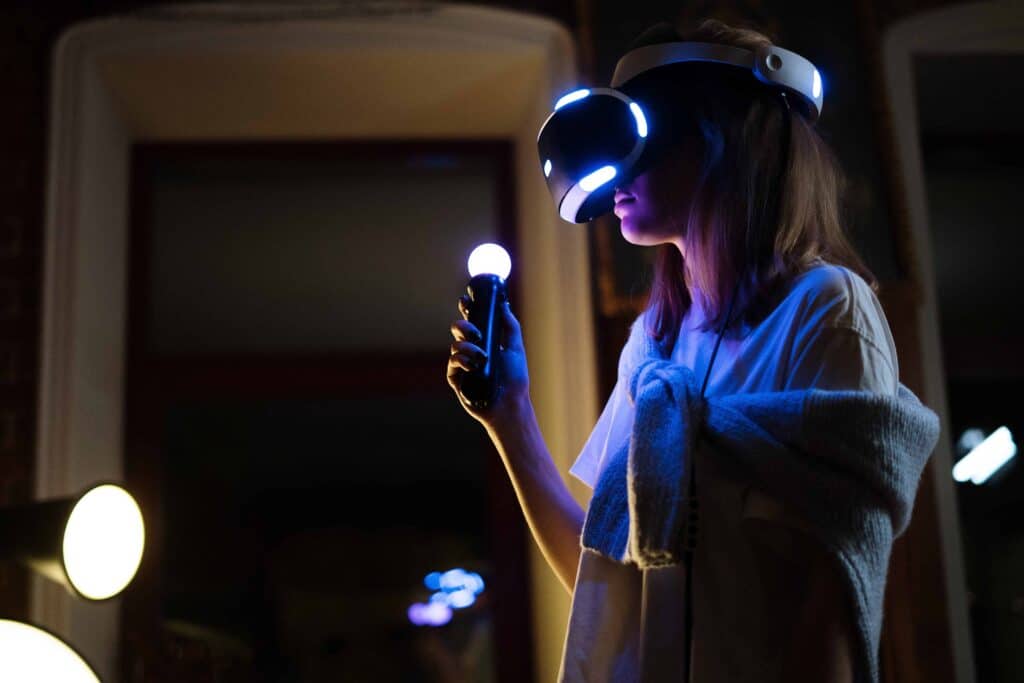 pexels-cottonbro-femmequi joue en VR - la gaming belge s'agrandit 18 millions d'euros de fonds levés !