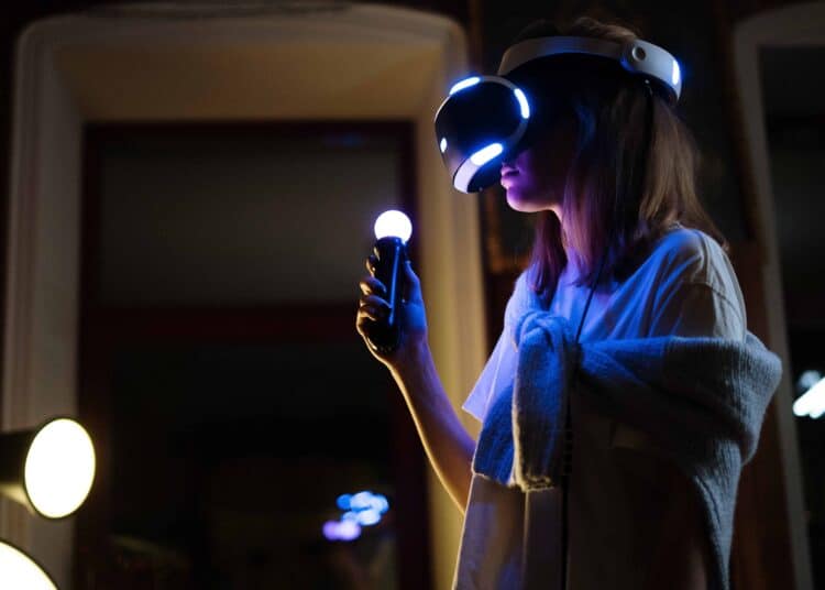 pexels-cottonbro-femmequi joue en VR - la gaming belge s'agrandit 18 millions d'euros de fonds levés !