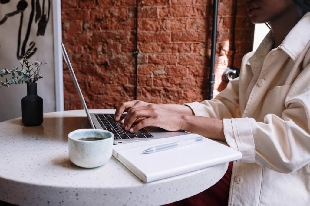 pexels-cottonbro-fille qui est sur son ordinateur - Comment envoyer une candidature spontanée pour un premier emploi