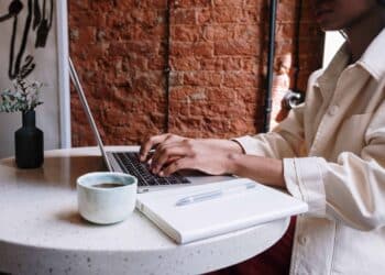 pexels-cottonbro-fille qui est sur son ordinateur - Comment envoyer une candidature spontanée pour un premier emploi