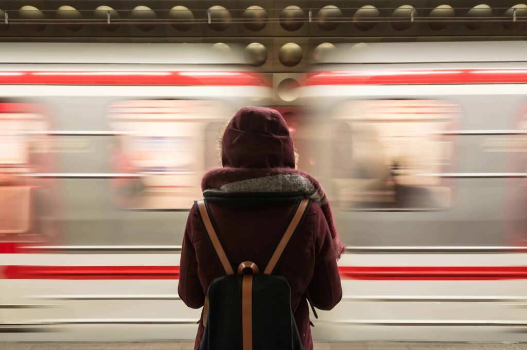 pexels-fabrizio-verrecchia-fille qui attend le train - Le train, le bus, la voiture, … Quel transport choisir quand on est étudiant