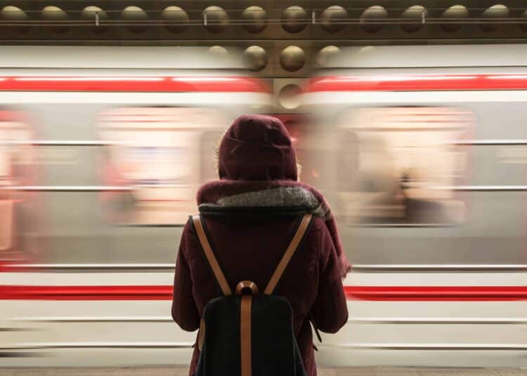pexels-fabrizio-verrecchia-fille qui attend le train - Le train, le bus, la voiture, … Quel transport choisir quand on est étudiant