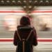 pexels-fabrizio-verrecchia-fille qui attend le train - Le train, le bus, la voiture, … Quel transport choisir quand on est étudiant