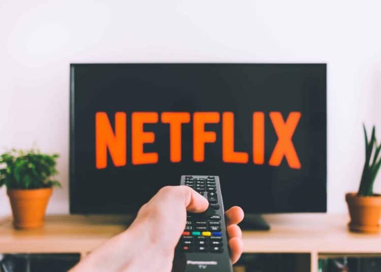 pexels-freestocksorg- écran avec télécommande netflix - la fin du partage de mots de passe Netflix ?