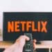 pexels-freestocksorg- écran avec télécommande netflix - la fin du partage de mots de passe Netflix ?