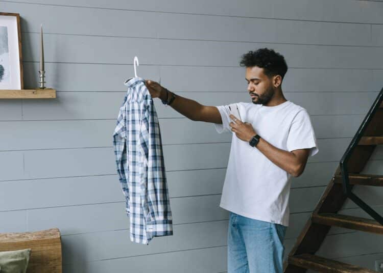 pexels-ivan-samkov-homme qui prend une chemise en photo - vinted quand la vente devient trop sérisue