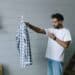 pexels-ivan-samkov-homme qui prend une chemise en photo - vinted quand la vente devient trop sérisue