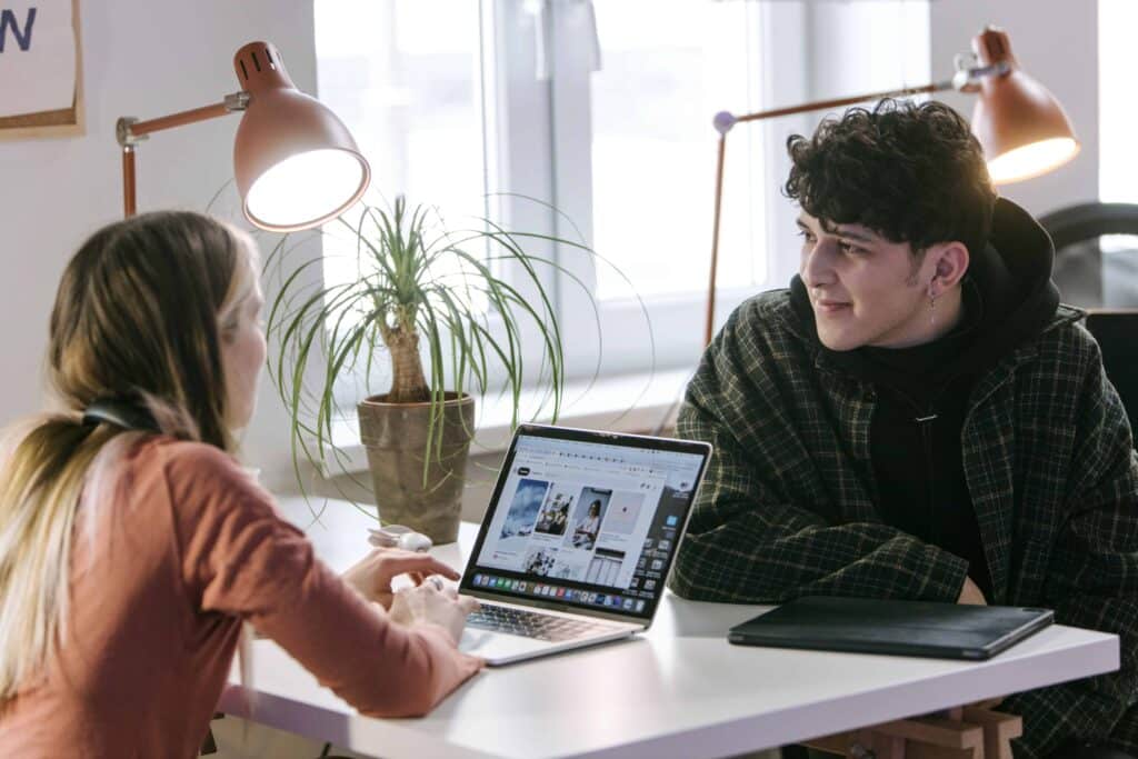 pexels-ivan-samkov-jeune-homme-et-femme-qui-sentraident-Monter-son-entrepris-en-tant-quetudiant-les-incubateurs
